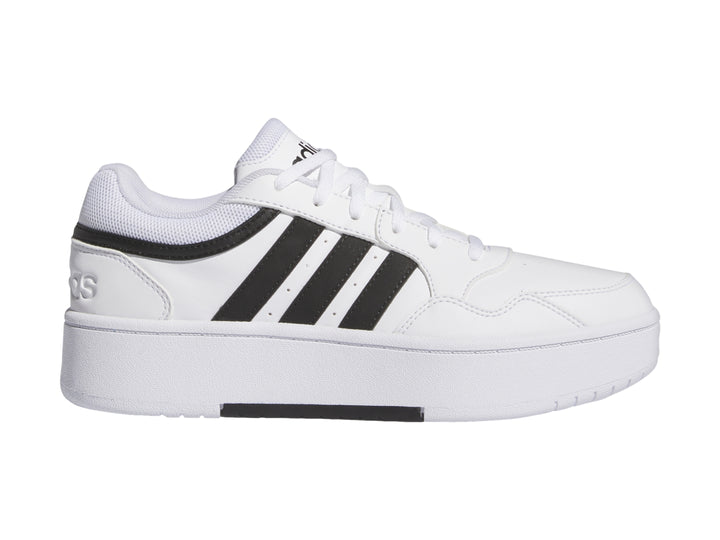 Tenis Adidas Hoops 3.0 Bold en color blanco con franjas negras y suela de plataforma blanca.