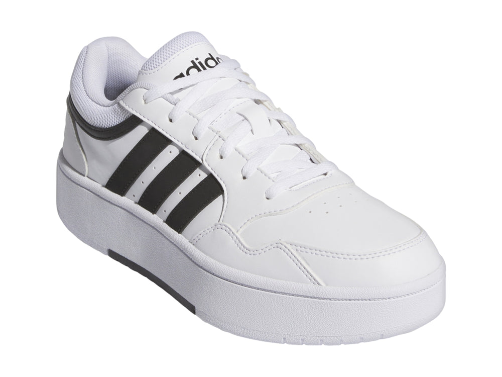 Tenis Adidas Hoops 3.0 Bold en color blanco con franjas negras y suela de plataforma blanca.