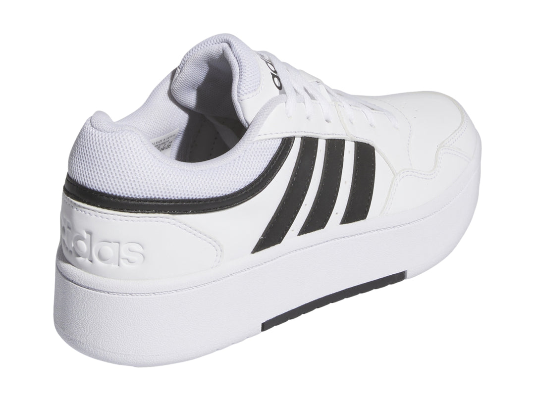 Tenis Adidas Hoops 3.0 Bold en color blanco con franjas negras y suela de plataforma blanca.