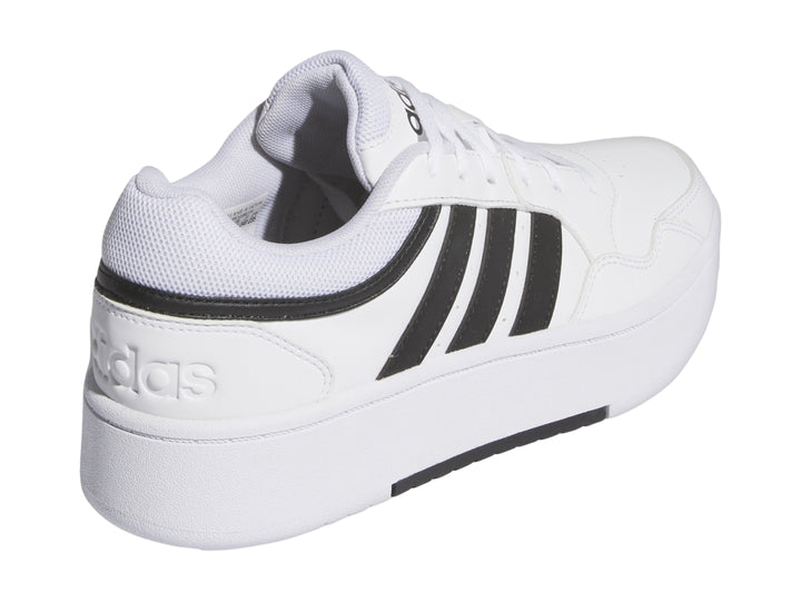 Tenis Adidas Hoops 3.0 Bold en color blanco con franjas negras y suela de plataforma blanca.