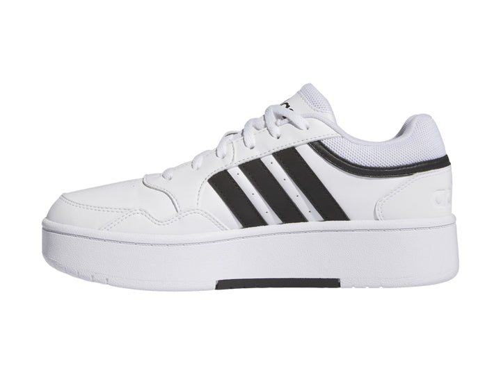 Tenis Adidas Hoops 3.0 Bold en color blanco con franjas negras y suela de plataforma blanca.
