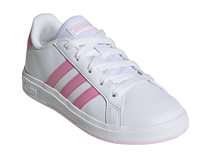 Tenis Adidas blancos con tres franjas rosas y suela rosa.