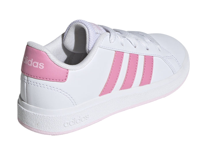 Tenis Adidas blancos con tres franjas rosas y suela rosa.