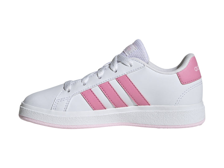 Tenis Adidas blancos con tres franjas rosas y suela rosa.