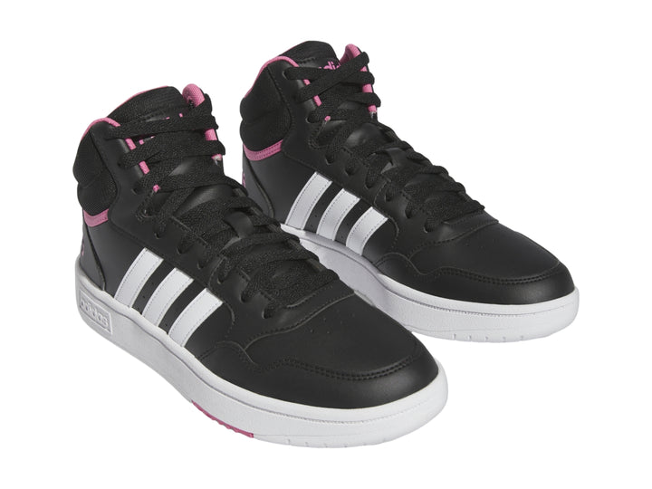 Tenis Adidas Hoops 3.0 Mid color negro con franjas blancas y detalles en rosa.