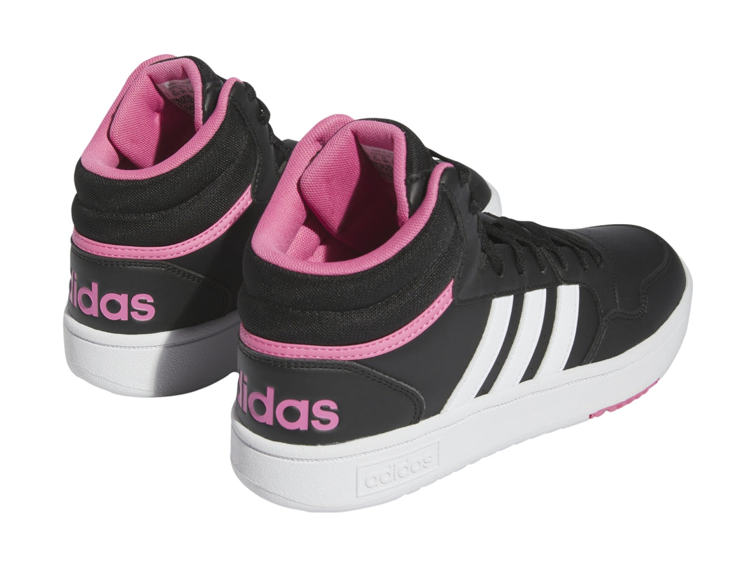 Tenis Adidas Hoops 3.0 Mid color negro con franjas blancas y detalles en rosa.