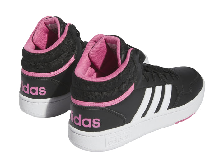 Tenis Adidas Hoops 3.0 Mid color negro con franjas blancas y detalles en rosa.