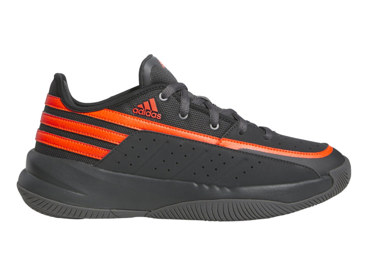 Tenis deportivos Adidas color gris oscuro con tres franjas laterales y detalles en naranja brillante.