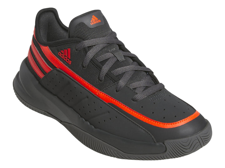 Tenis deportivos Adidas color gris oscuro con tres franjas laterales y detalles en naranja brillante.