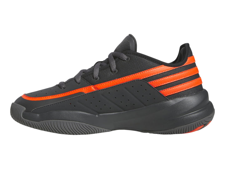 Tenis deportivos Adidas color gris oscuro con tres franjas laterales y detalles en naranja brillante.