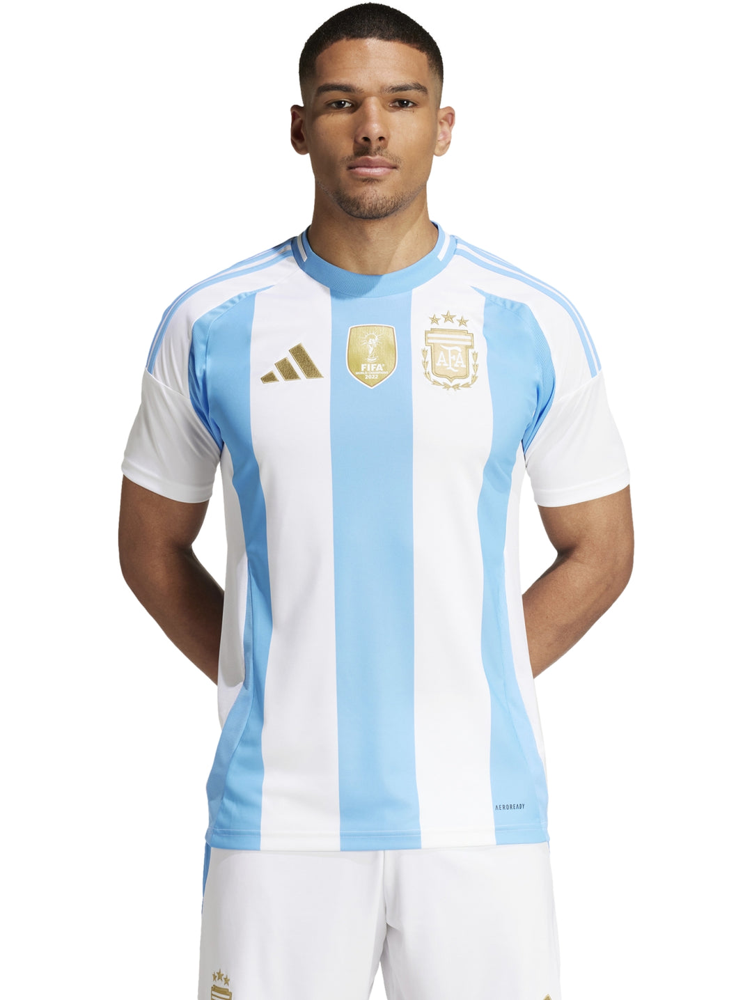 Hombre vistiendo la camiseta local de la Selección Argentina en color blanco y azul claro.