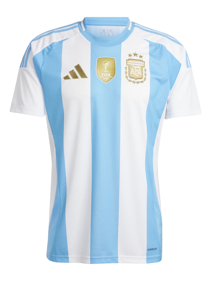 Hombre vistiendo la camiseta local de la Selección Argentina en color blanco y azul claro.