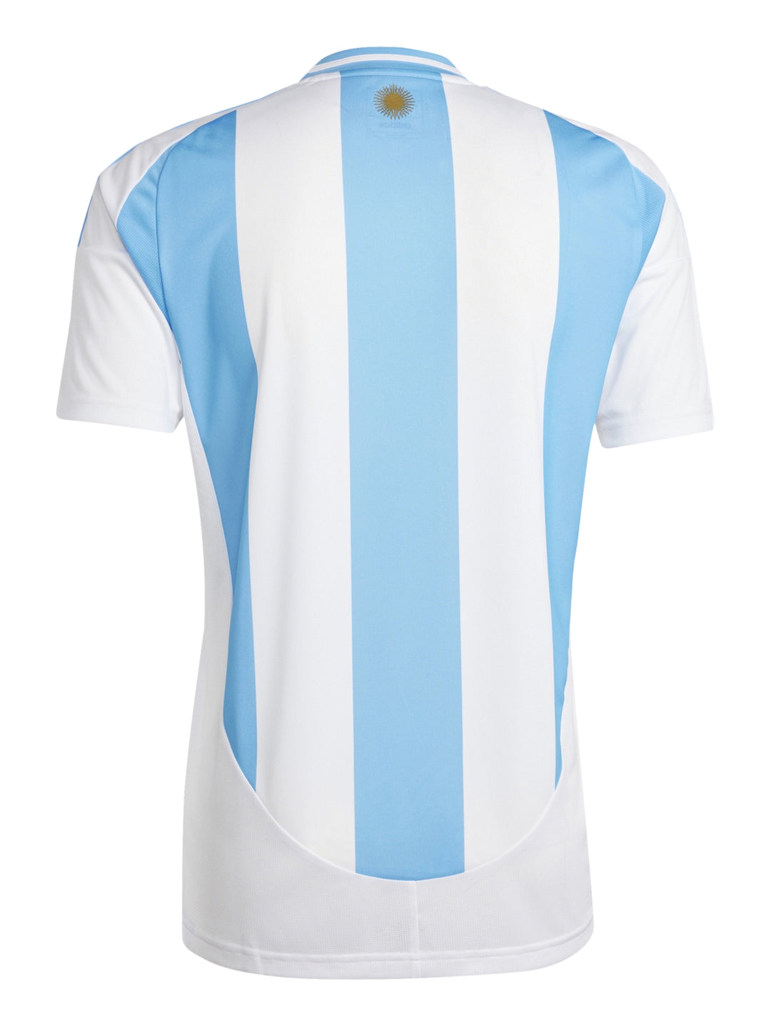 Hombre vistiendo la camiseta local de la Selección Argentina en color blanco y azul claro.