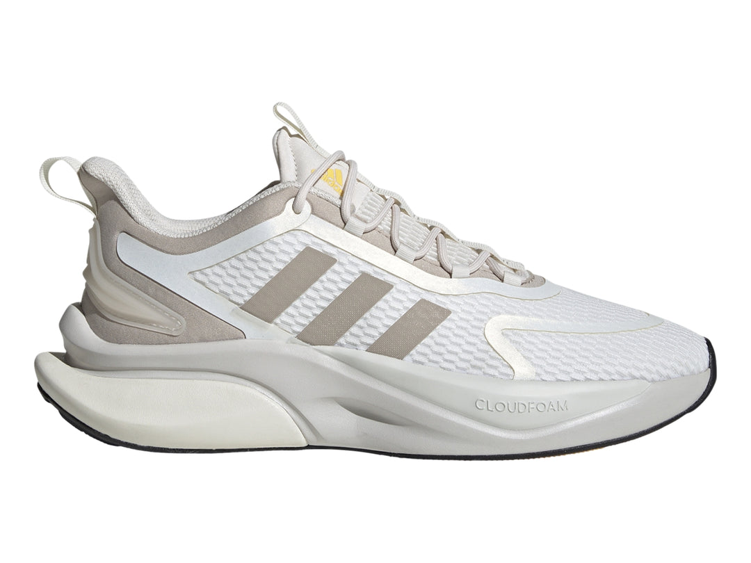 Tenis Adidas Alphabounce en color blanco con detalles en beige y suela Cloudfoam blanca.