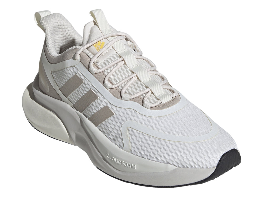 Tenis Adidas Alphabounce en color blanco con detalles en beige y suela Cloudfoam blanca.