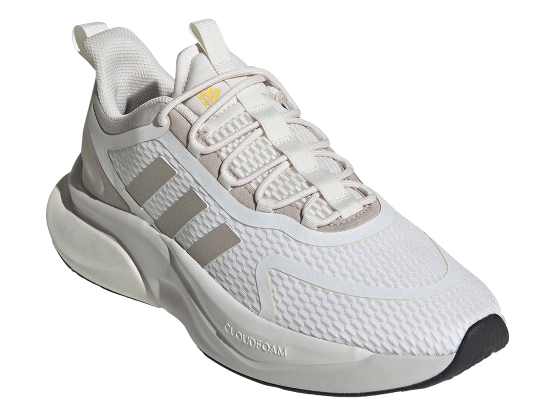 Tenis Adidas Alphabounce en color blanco con detalles en beige y suela Cloudfoam blanca.