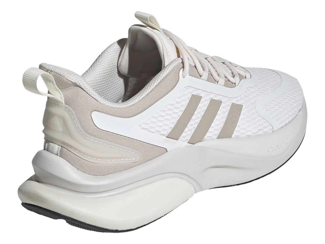 Tenis Adidas Alphabounce en color blanco con detalles en beige y suela Cloudfoam blanca.