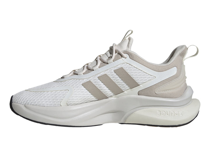Tenis Adidas Alphabounce en color blanco con detalles en beige y suela Cloudfoam blanca.