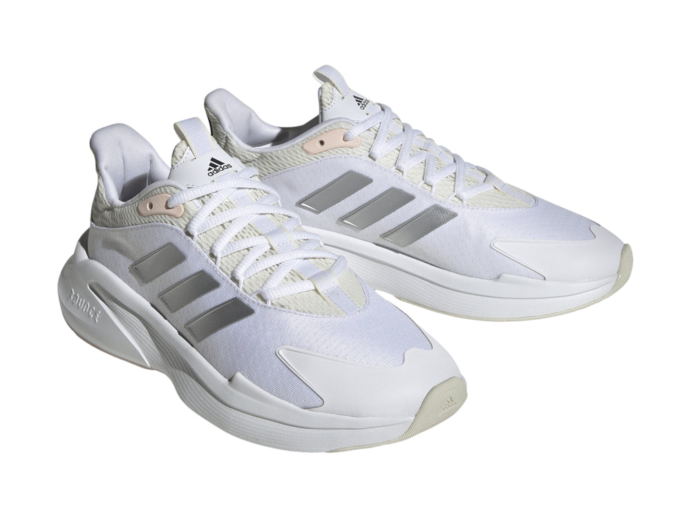Tenis Adidas Alphaedge + 22 en color blanco con franjas plateadas y detalles en rosa pálido.