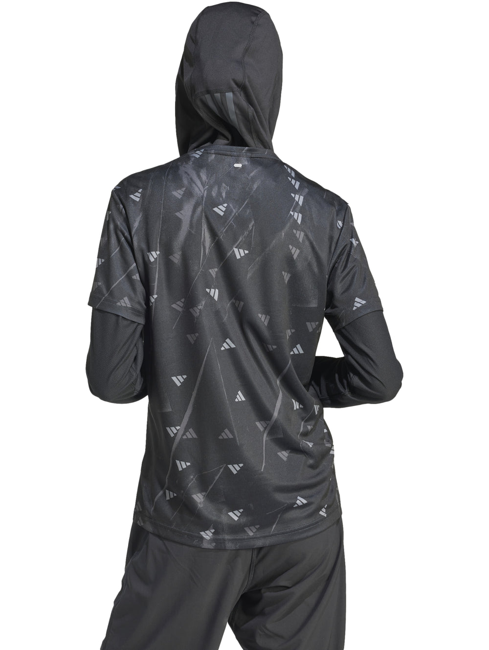 Mujer vistiendo camiseta deportiva Adidas negra de manga larga con estampado sutil y hiyab negro.