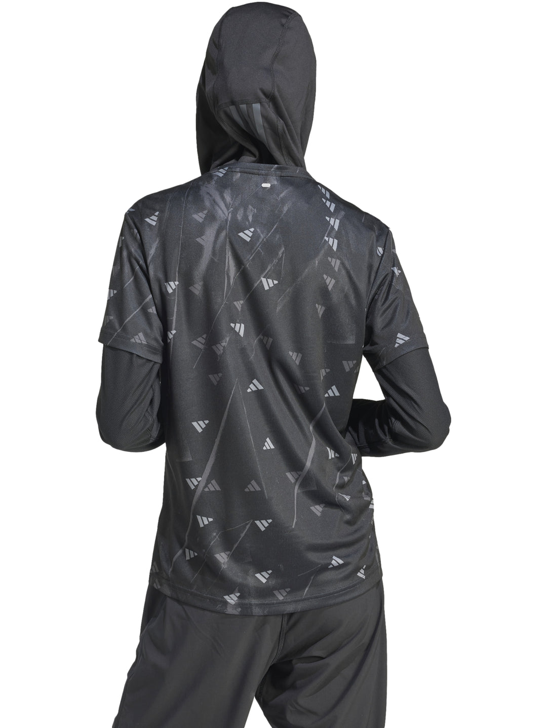 Mujer vistiendo camiseta deportiva Adidas negra de manga larga con estampado sutil y hiyab negro.