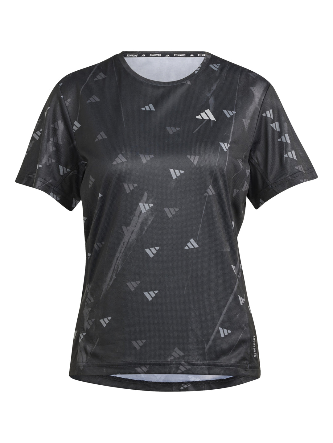 Mujer vistiendo camiseta deportiva Adidas negra de manga larga con estampado sutil y hiyab negro.