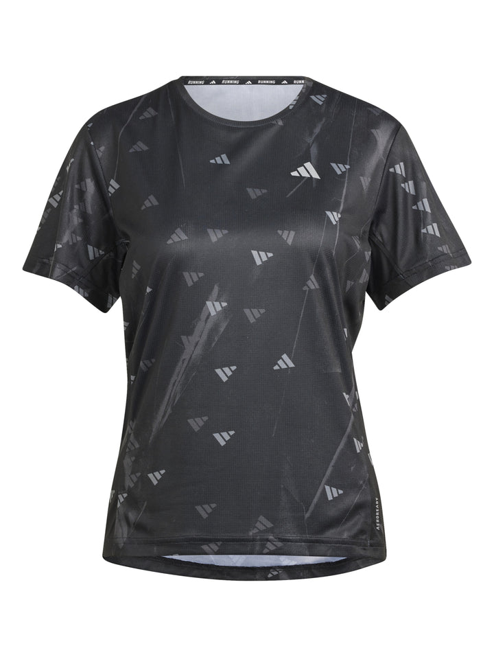 Mujer vistiendo camiseta deportiva Adidas negra de manga larga con estampado sutil y hiyab negro.