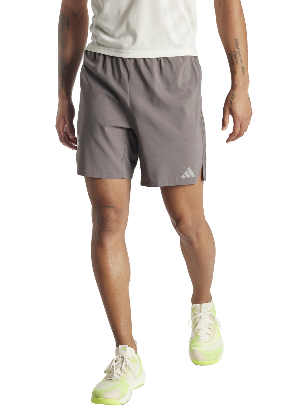 Shorts deportivos Adidas color gris carbón para entrenamiento.