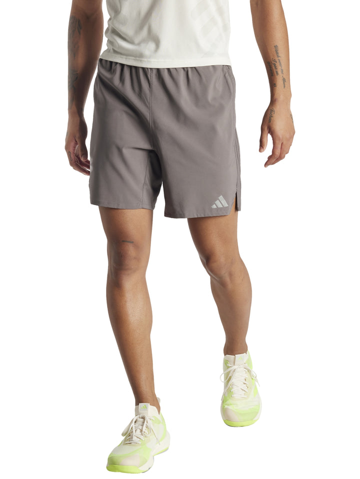 Shorts deportivos Adidas color gris carbón para entrenamiento.