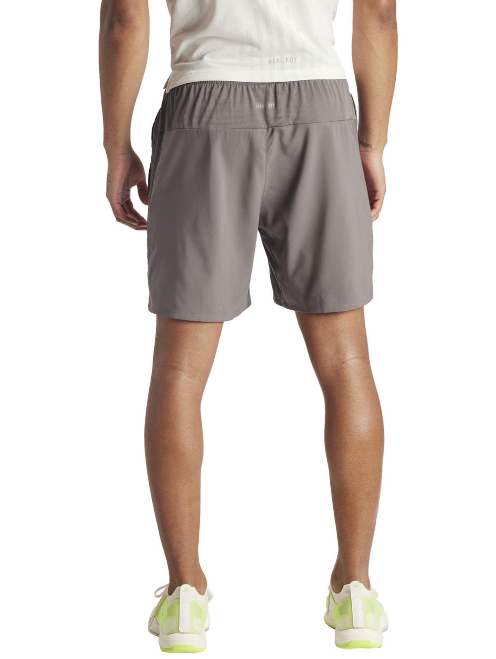 Shorts deportivos Adidas color gris carbón para entrenamiento.