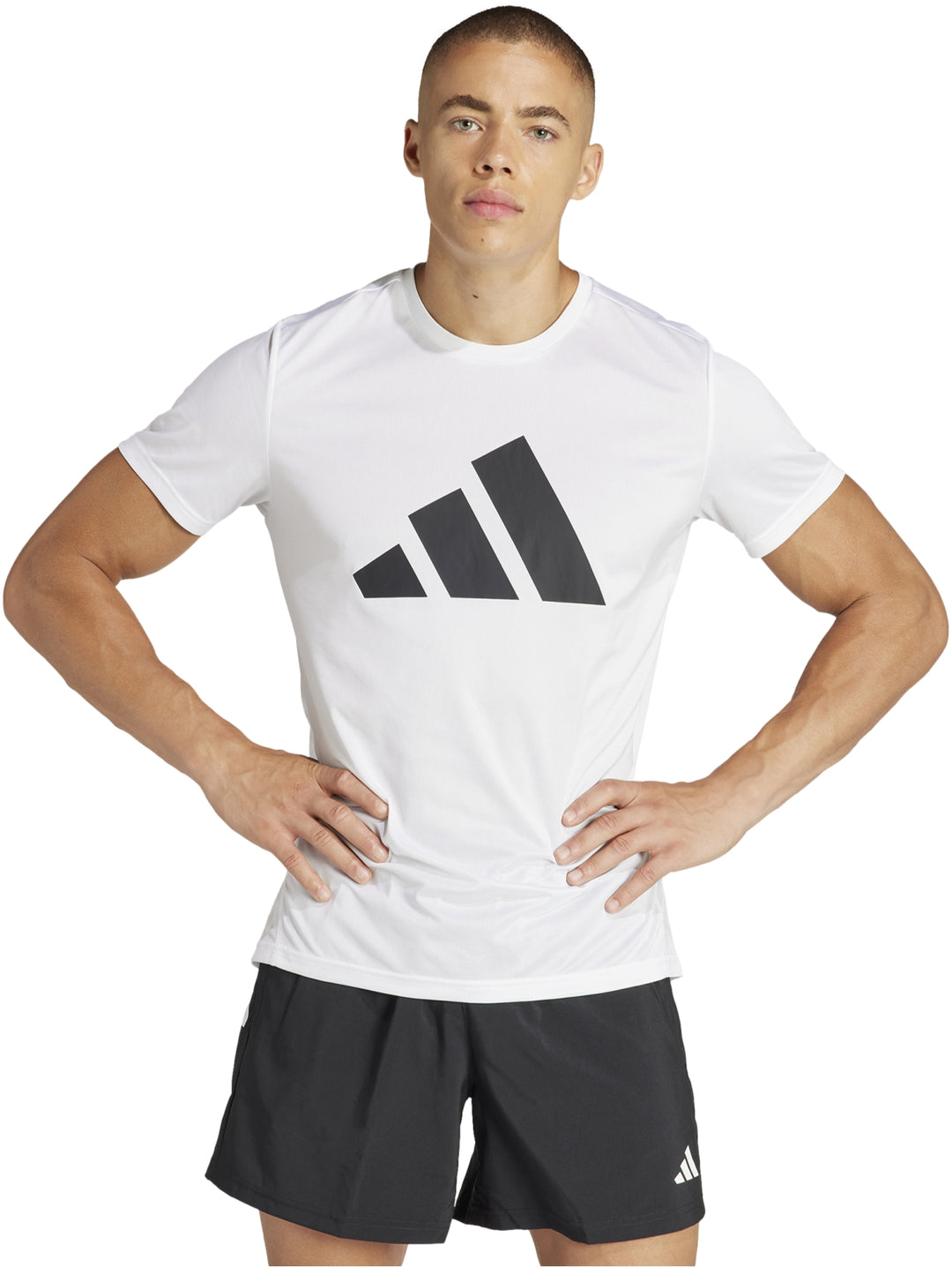 Hombre usando camiseta deportiva blanca Adidas RUN IT TEE con logo negro en el pecho.