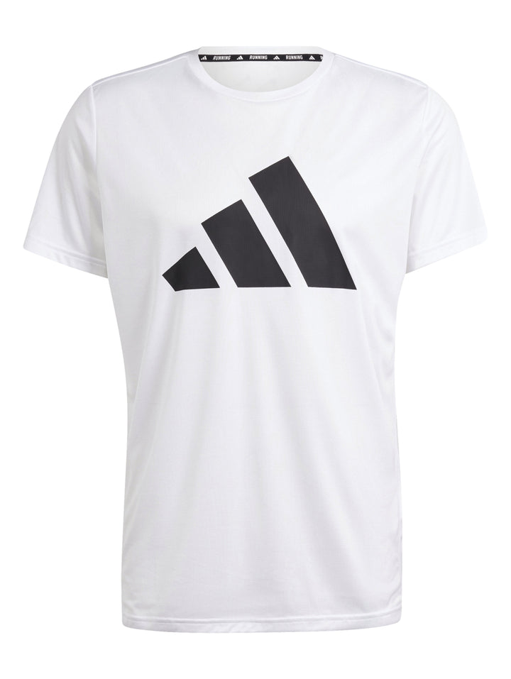 Hombre usando camiseta deportiva blanca Adidas RUN IT TEE con logo negro en el pecho.
