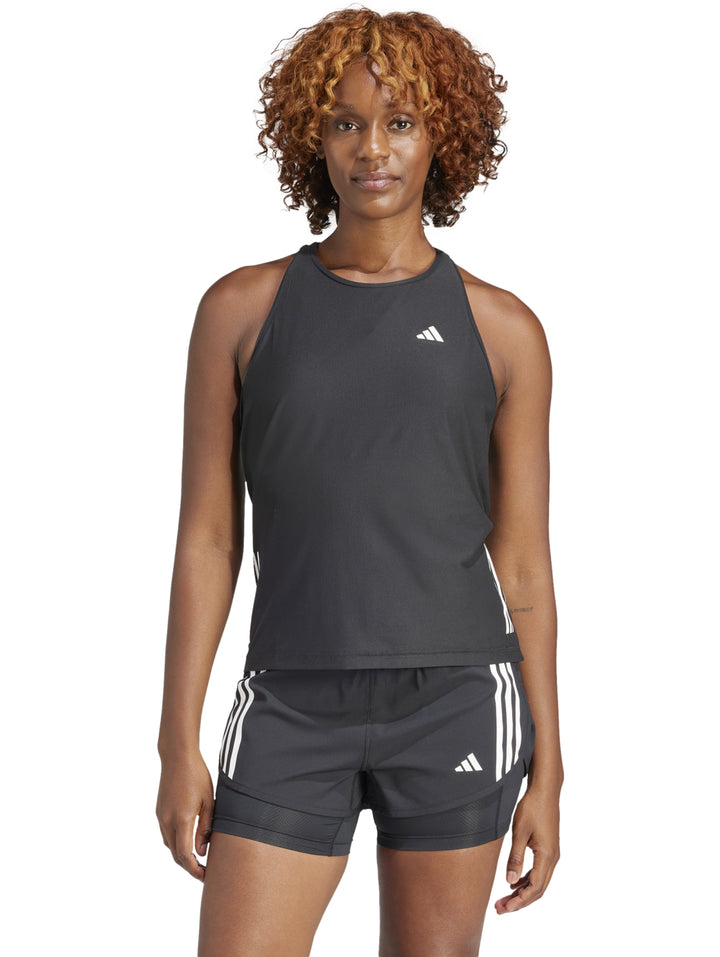 Conjunto deportivo Adidas negro para mujer compuesto por una camiseta sin mangas y shorts cortos.