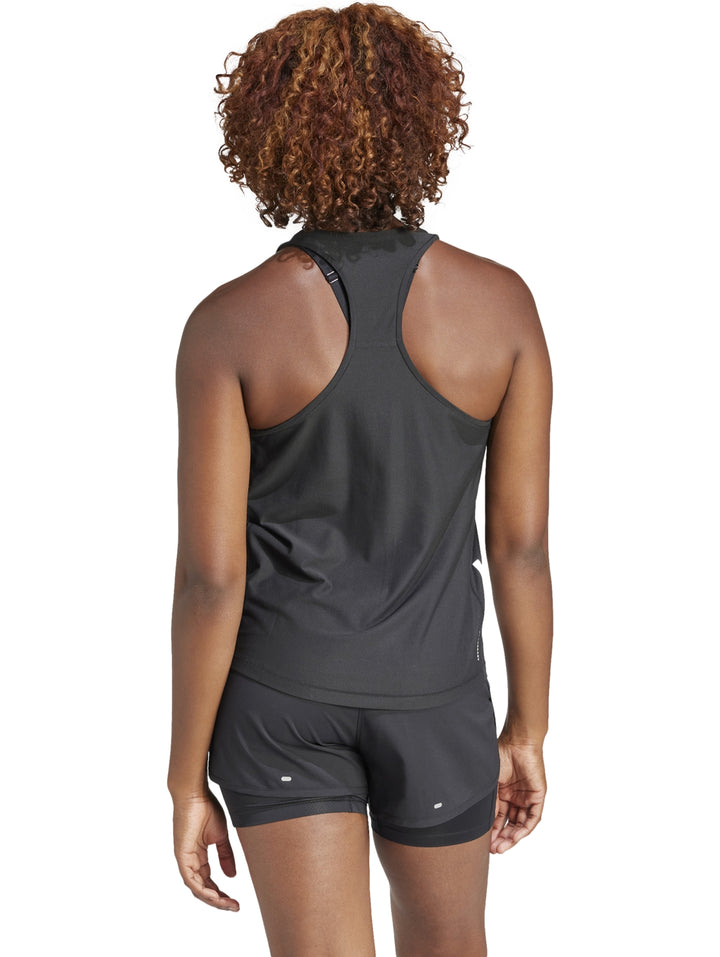 Conjunto deportivo Adidas negro para mujer compuesto por una camiseta sin mangas y shorts cortos.