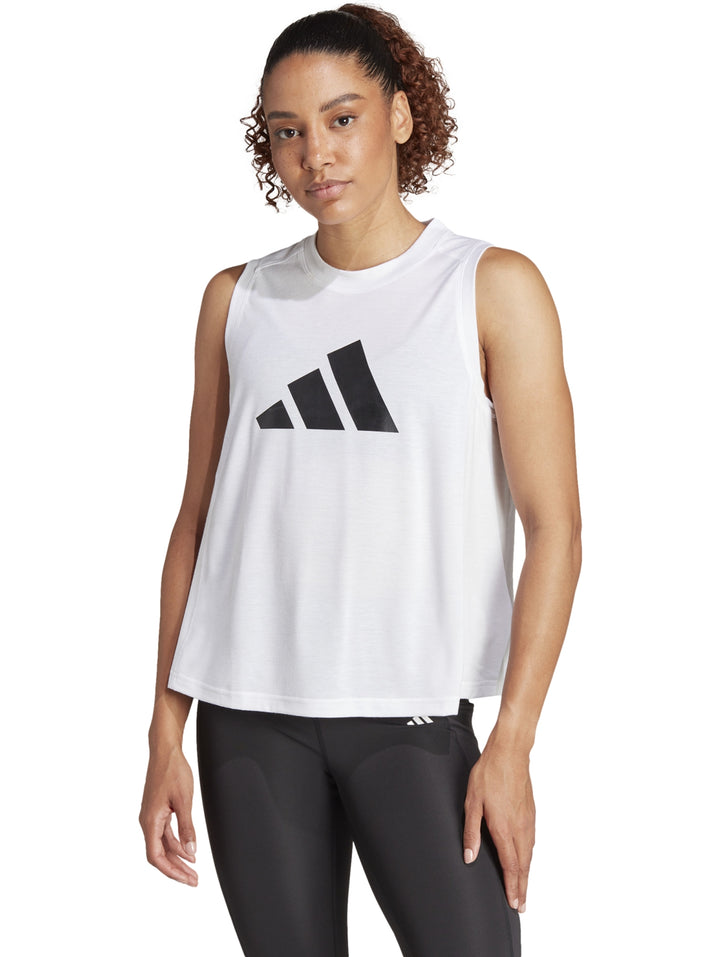 Mujer vistiendo playera deportiva blanca sin mangas con logotipo negro de Adidas en el pecho.