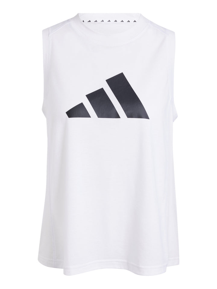 Mujer vistiendo playera deportiva blanca sin mangas con logotipo negro de Adidas en el pecho.