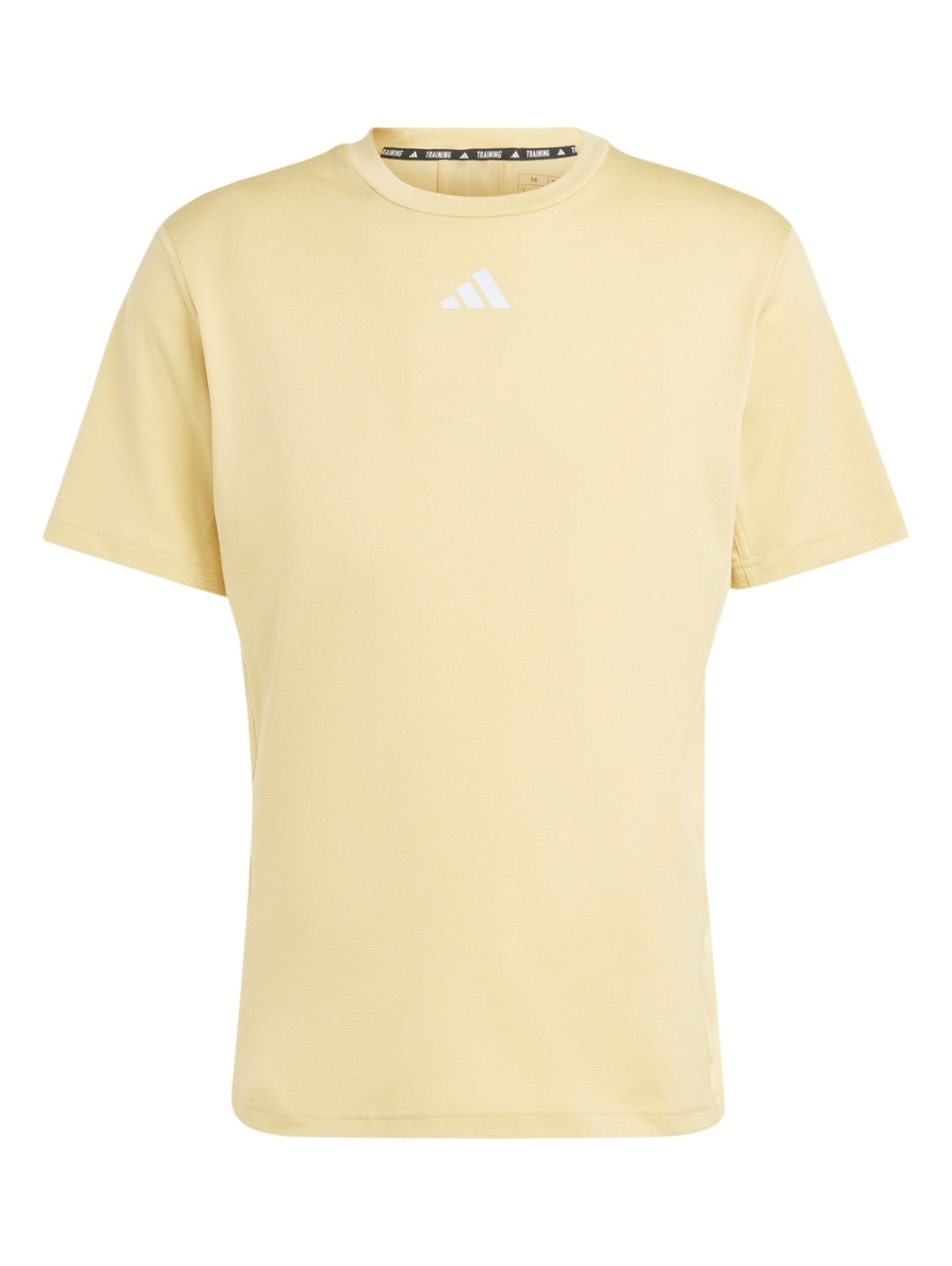 Hombre vistiendo una camiseta deportiva Adidas de color beige claro y shorts blancos.