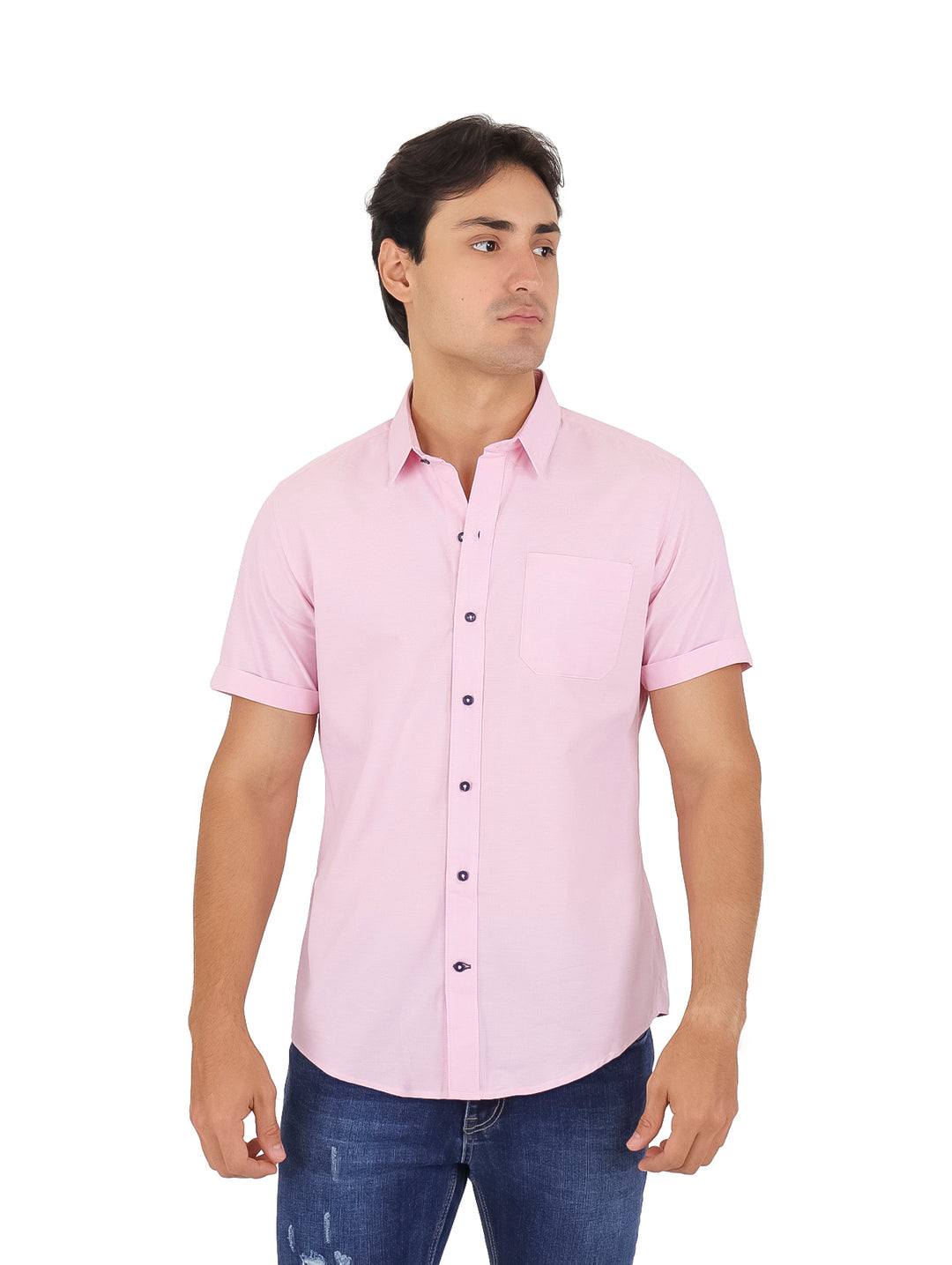 Hombre vistiendo una camisa de manga corta color rosa con cuello y un bolsillo frontal.