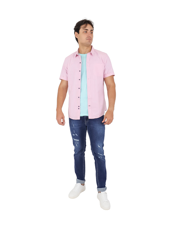 Hombre vistiendo una camisa de manga corta color rosa con cuello y un bolsillo frontal.