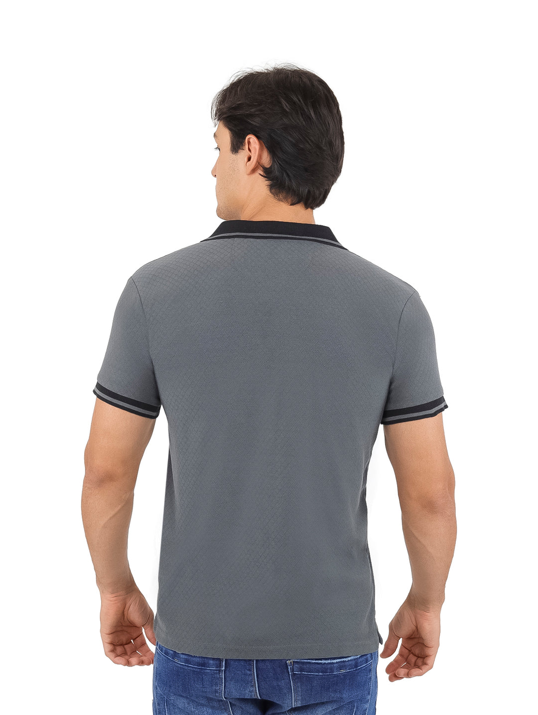 Hombre vistiendo playera polo color gris oxford con detalles en negro en cuello y mangas.