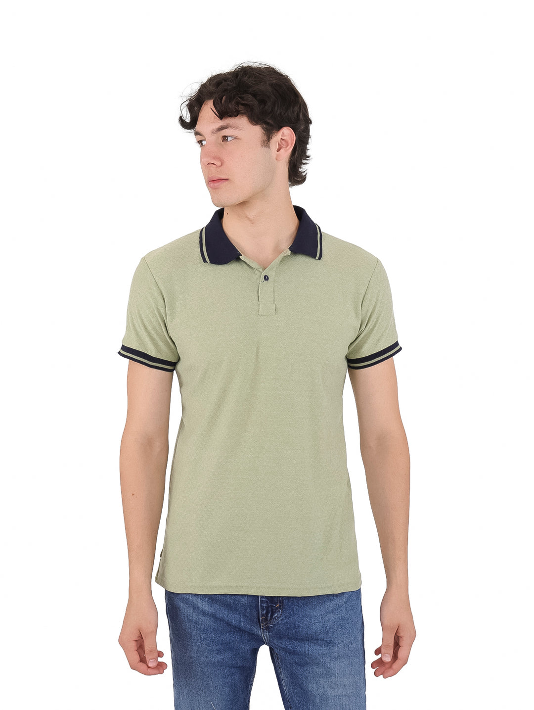 Hombre vistiendo playera polo color olivo con cuello y puños en color azul marino.