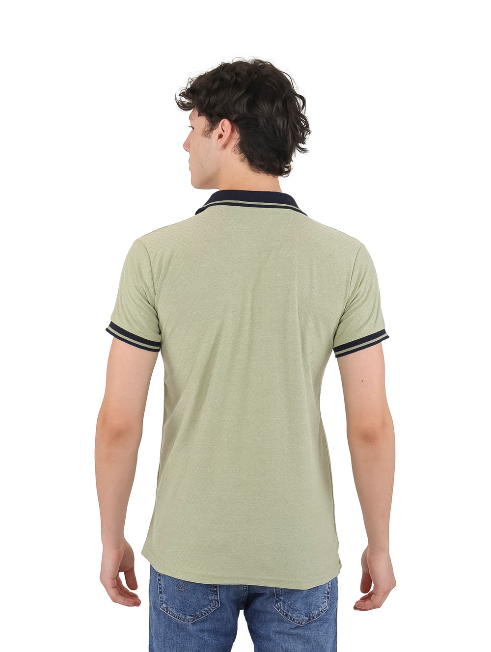 Hombre vistiendo playera polo color olivo con cuello y puños en color azul marino.