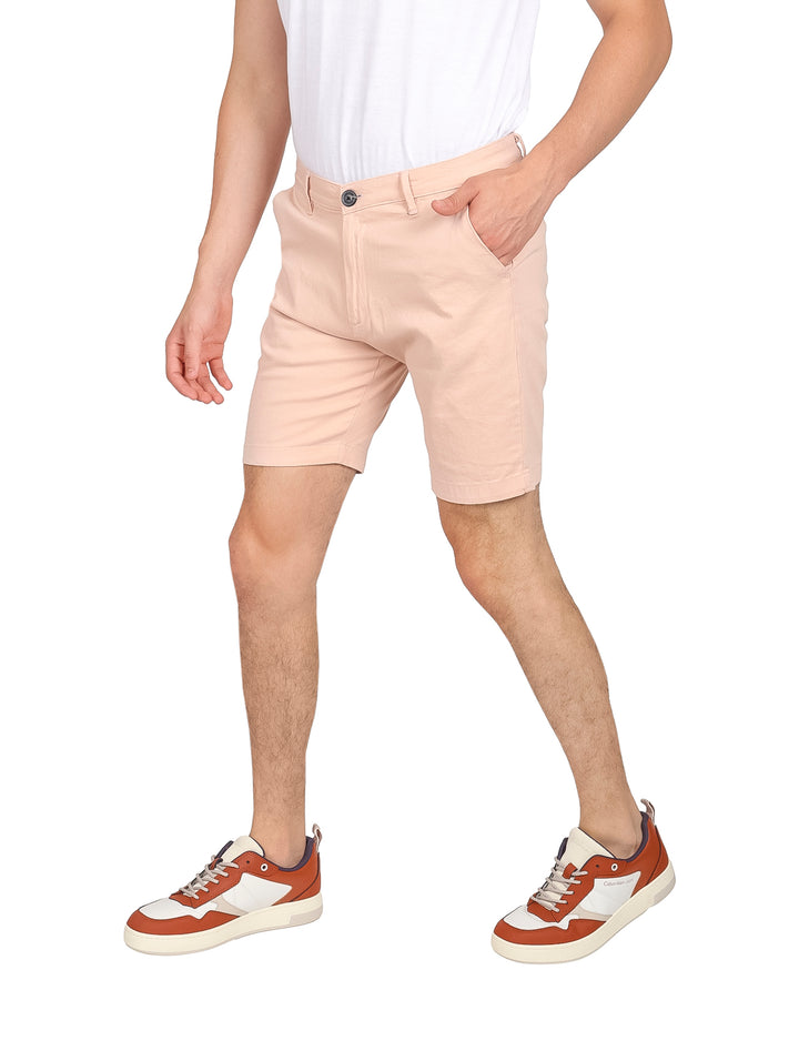 Hombre vistiendo bermudas color rosa claro de corte casual.