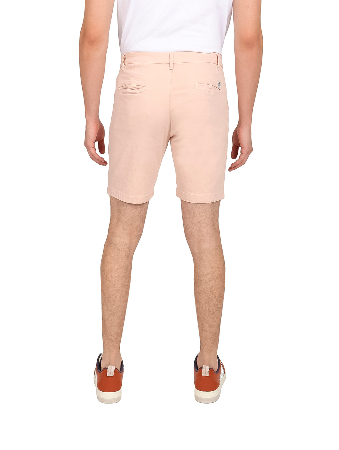 Hombre vistiendo bermudas color rosa claro de corte casual.