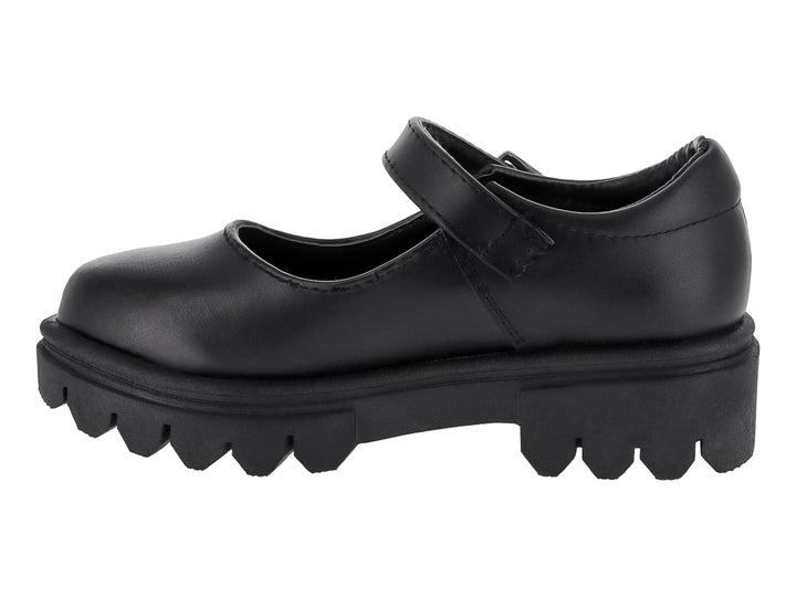 Zapato infantil estilo Mary Jane color negro con suela track gruesa y correa con hebilla plateada.
