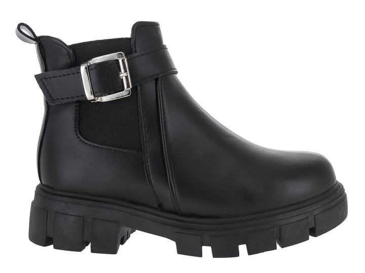 Bota negra de tobillo con suela track gruesa y correa con hebilla plateada.