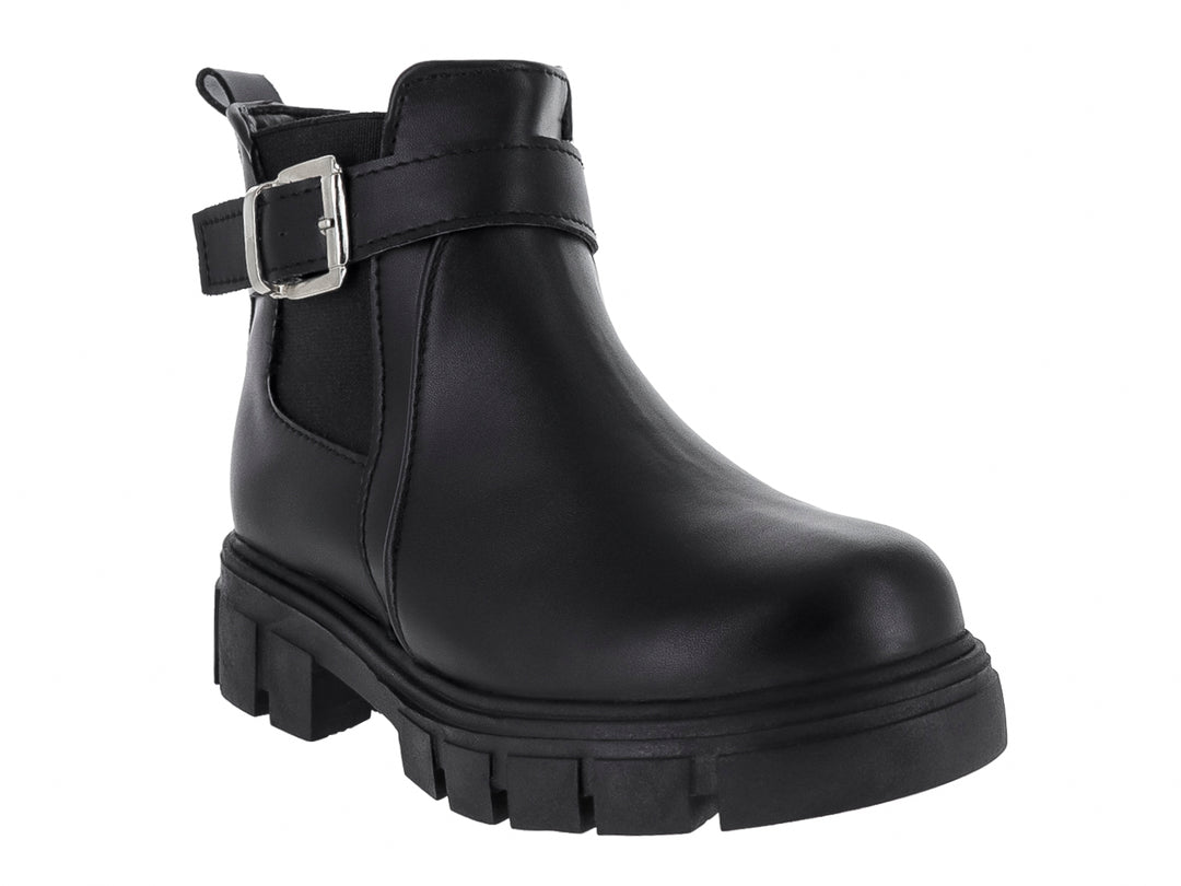 Bota negra de tobillo con suela track gruesa y correa con hebilla plateada.