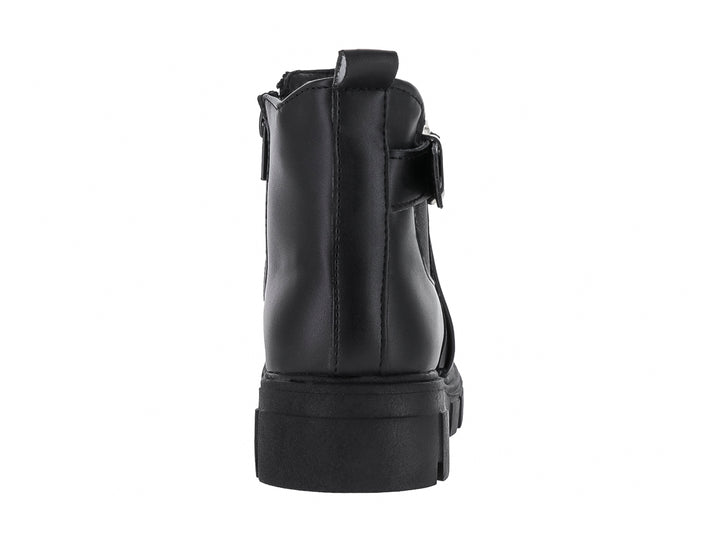 Bota negra de tobillo con suela track gruesa y correa con hebilla plateada.