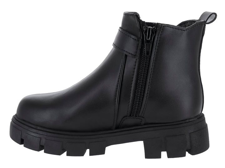Bota negra de tobillo con suela track gruesa y correa con hebilla plateada.