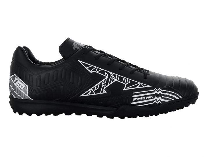 Zapato de fútbol Leon Trucco FT90 color negro con detalles gráficos en blanco y suela para pasto sintético.